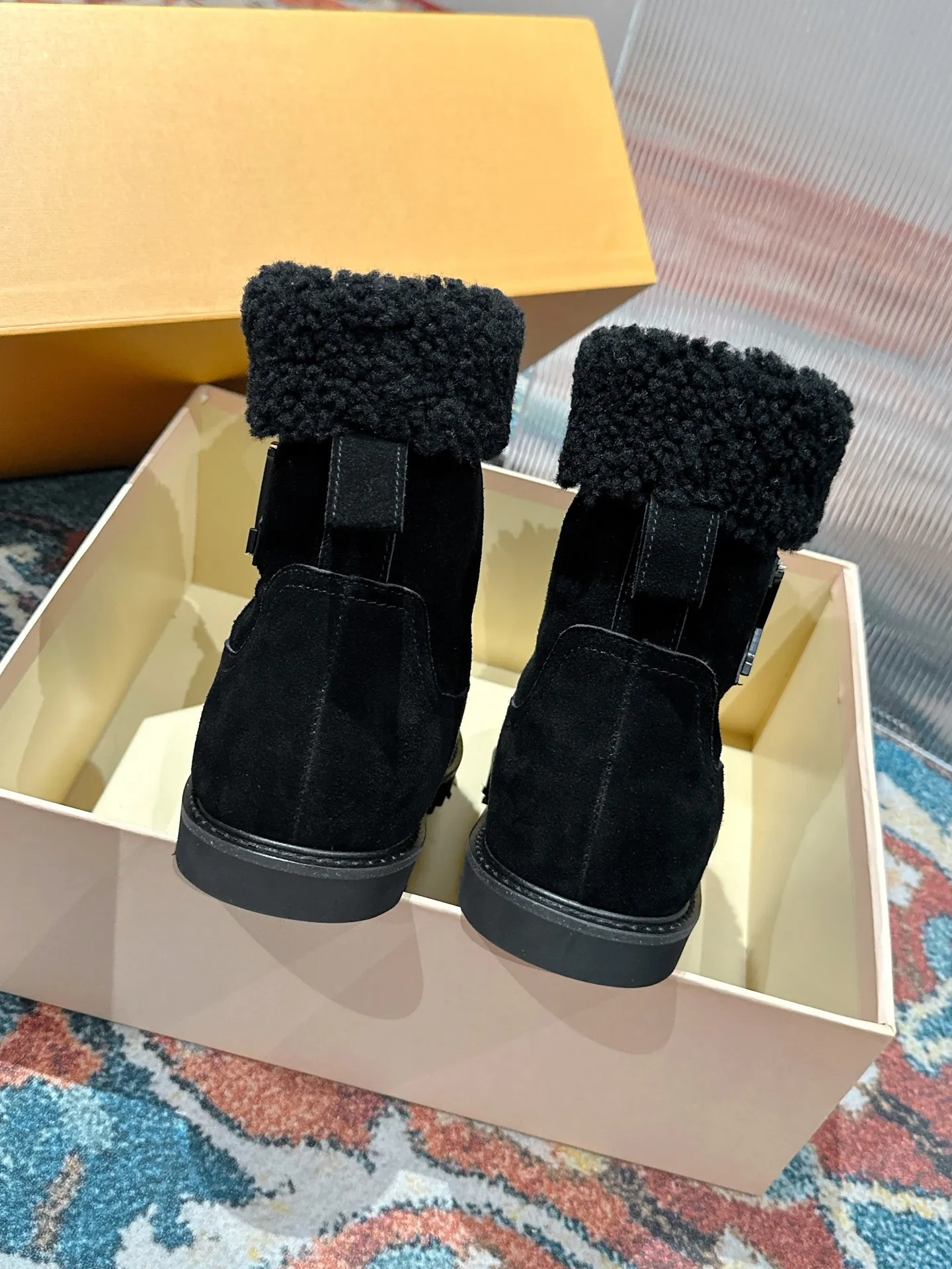 👟👟Ex-factory price 780👟👟 Louis Vuiton·Louis Vuitton 2025ss new LV Aspen Line series wool thick-soled Chelsea short boots fur boots snow boots Martin boots Original purchase, development and production This LV snow boots adopt the original lasting method. The materials are all original ones. Pay attention to the difference between the lower version and the molded rubber sole. The upper is decorated with three-dimensional carvings, which is full of high-end. The upper foot is really beautiful. ▪️Fabric: Cow suede/presbyopia leather ▪️Inner lining: original wool lining ▪️Outsole: original molded outsole ▪️Size: 35-40 (40 customized, non-returnable)